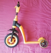 hulajnoga dziecięca trójkołowa z hamulcem pomarańczowa