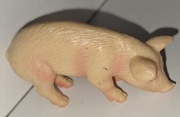Figurka Prosię jedzące młoda świnia.