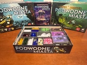 Insert do gry planszowej „Podwodne Miasta” mieści  komplet dodatków