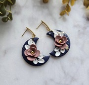 Wiszące księżyce z kwiatowym motywem z gliny polimerowej