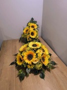 Stroik na grób ,kompozycja na cmentarz ,wiązanka z wazonem, słoneczniki K6k