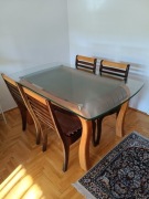 Stół z czterema krzesłami 