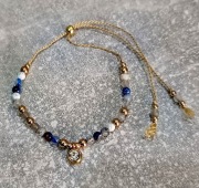 Bransoletka na jedwabnej nitce z agatem ognistym i złotymi dodatkami