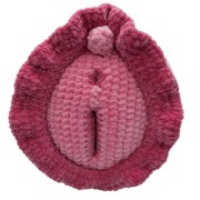 Ręcznie wykonany pluszak w kobiecej waginy. Wysokość 20 cm.
