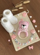 Zestaw prezentowy: Grzechotka miś, buciki, zawieszka na smoczek, Gift Box