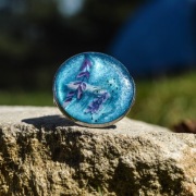 Pierścień z żywicy z lawendą na błękitnym tle