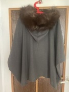 Ponczo, peleryna z kapturem z naturalnym lisem rozmiar uniwersalny