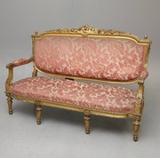 Złota sofa do salonu w stylu Ludwika XVI XIX wiek Barcelona
