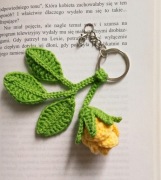 Różyczka wykonana na szydełku, brelok 