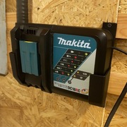 MAKITA DC18RC solidny uchwyt na ładowarkę 