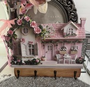 Domek wieszak wykonany na drewnie z efektem 3D