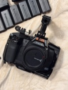 Kamera Blackmagic 6k Pro + 7 baterii, klatka, ładowarka, top handle