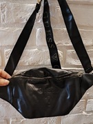 Czarna nerka na regulowanym pasku