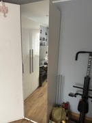 Szafa biała wąska z lustrem