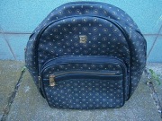 Plecak damski w kolorze czarnym z elementami złotymi i złotymi detalami