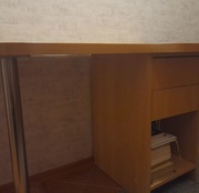 biurko jasne drewno z szufladami