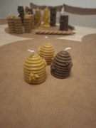 Świeczka z naturalnego wosku pszczelego wys 4 cm szerokość około  3 cm