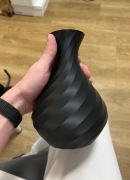 Czarny nowoczesny wazon