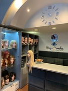 Meble ze sklepu z perukami 