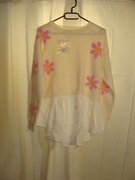 Kaszmirowy sweterek z wystającą koszulą