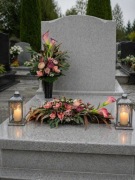 Elegacka kompozycja, wiązanka na grób ze storczyków i kalii na szarej desce