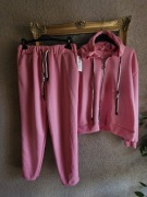 Komplet damski dresowy typ masełko różowa bluza z kapturem spodnie