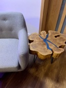 Stolik z plastra akacji z niebieską żywicą