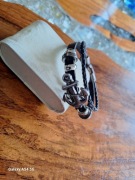 Skórzana brazoletka z kotwicą w kolorze srebra.