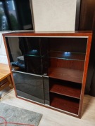 Elegancka Witryna/Komoda LED – Szklane Drzwi Przesuwne | 134x136 cm