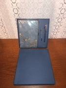 Zestaw prezentowy z niebieskim notatnikiem i długopisem 