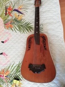 Zabytkowa gitara klasyczna małych rozmiarów
