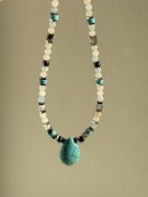 Naszyjnik z howlitem turkusowym