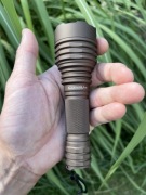 Nowa latarka Convoy C8+ KW CSLNM1.TG, 4 tryby, Piaskowy kolor