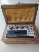 Odważniki laboratoryjne w drewnianej kasetce, lata 80