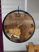 Ręcznie robiony zegar z orzecha wloskiego