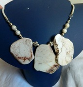 Surowe duże plastry białego howlitu, okazały naszyjnik