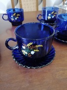 Filiżanki z niebieskiego szkła 