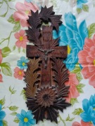 rzeźbiony w drewnie krzyż + pasyjka Pan Jezus - lekkie pęknięcie