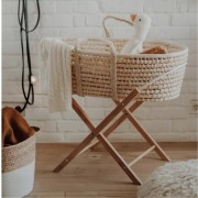 Kosz Mojżesza na stelażu