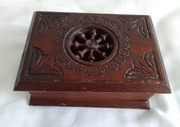 Drewniane pudełko z symbolem Dharmy – koło życia