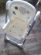 Krzesełko do karmienia z tacką, bez pasów i podnóżka.