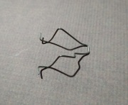 Sprężyna mocująca żarówkę H7 alfa romeo 147 lift, peugeot 207, scenic itp.