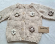 Sweterek ręcznie robiony z aplikacja kwiatów  ,dziewczynka wiosenny mood