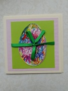 Kartka wielkanocna ręcznie malowana z pisanką z kwiatami i wstążką