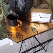 Stoliczek z lampką i gazetownikiem PRL