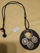 Wisior z sercrm na sznureczku