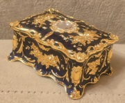 Piękna bogatozdobiona szkatułka metalowa włoska złocona w emalii. Paris