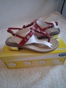 Sandały w kolorze fuksji z anatomiczną wkładką marki Scholl