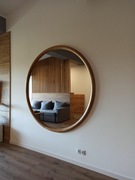Okragłe lustro w debowej ramie. średnica 164 cm