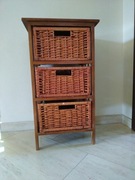 Szafka stojąca z wiklinowymi szufladami 